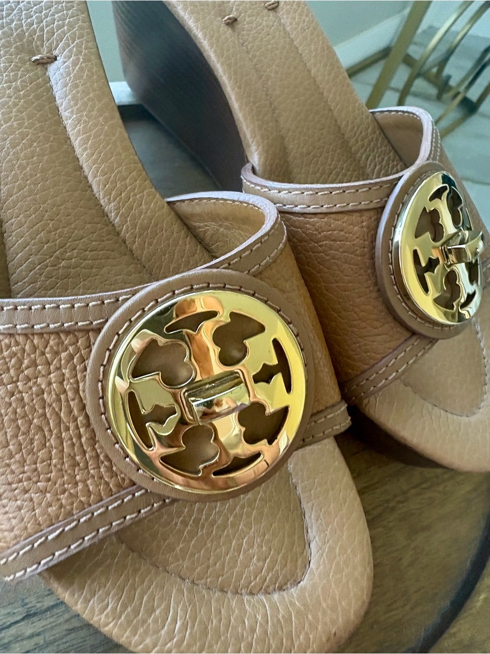 NEW Tory Burch SELMA Tan Leather Wedge Slides Gold Logo Medallions shoes 7.5M - Picture 2 of 9
